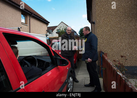 Drew hendry e procacciatori d'affari sul 2015 Campaign Trail in smithton, Inverness. Foto Stock
