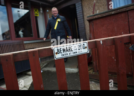 Drew hendry e procacciatori d'affari sul 2015 Campaign Trail in smithton, Inverness. Foto Stock