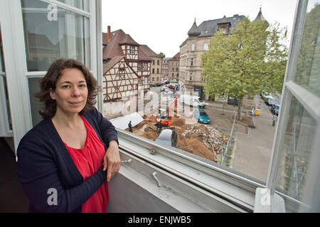 Norimberga, Germania. 06 Maggio, 2015. Il direttore del Museo Ebraico Franken, Daniela Eisenstein, sorge in corrispondenza di una finestra che guarda verso la costruzione di una nuova aggiunta alla museun di Norimberga, Germania, 06 maggio 2015. Il museo ha avuto perdite all'inizio con un basso numero di visitatori. Ora sono i segni che punta a espansione: il museo Fuerth sta ricevendo un 900 metri quadrati e aggiunta di una nuova filiale. Foto: DANIEL KARMANN/dpa/Alamy Live News Foto Stock