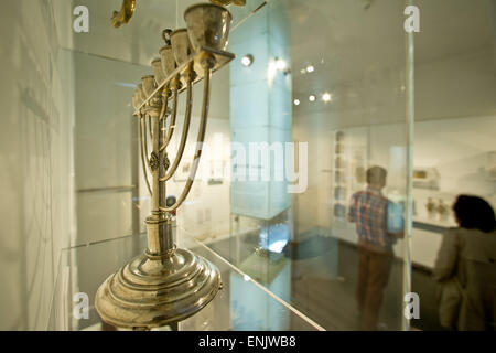 Norimberga, Germania. 06 Maggio, 2015. Un menorah può essere visto nel Museo Ebraico Franken in Nuremberg, Germania, 06 maggio 2015. Il museo ha avuto perdite all'inizio con un basso numero di visitatori. Ora sono i segni che punta a espansione: il museo Fuerth sta ricevendo un 900 metri quadrati e aggiunta di una nuova filiale. Foto: DANIEL KARMANN/dpa/Alamy Live News Foto Stock