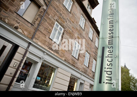 Norimberga, Germania. 06 Maggio, 2015. La parte esterna del Museo Ebraico Franken in Nuremberg, Germania, 06 maggio 2015. Il museo ha avuto perdite all'inizio con un basso numero di visitatori. Ora sono i segni che punta a espansione: il museo Fuerth sta ricevendo un 900 metri quadrati e aggiunta di una nuova filiale. Foto: DANIEL KARMANN/dpa/Alamy Live News Foto Stock