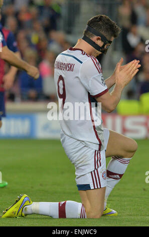 Camp Nou, Barcellona, Spagna. 06 Maggio, 2015. Monaco di Baviera Robert Lewandowski reagisce durante la UEFA Champions League semi-finale prima gamba partita di calcio tra FC Barcelona e FC Bayern Monaco di Baviera al Camp Nou, Barcellona, Spagna, 06 maggio 2015. Foto: Peter Kneffel/dpa/Alamy Live News Foto Stock