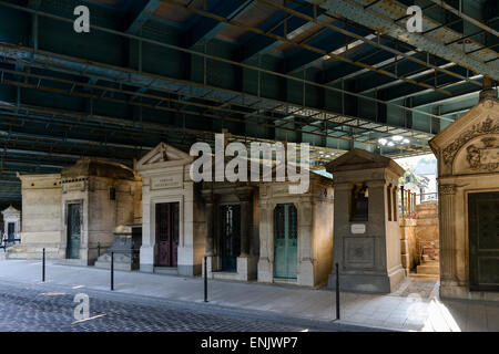 Tombe sotto un ponte, Cimetière de cimitero di Montmartre, Parigi, Francia Foto Stock