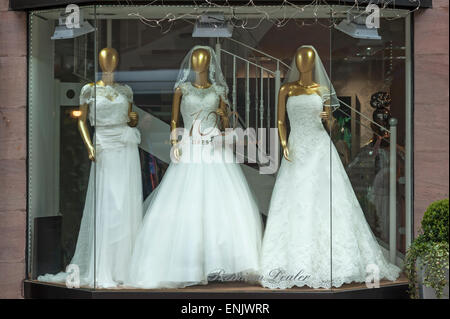 Abiti da sposa nella vetrina del negozio, Baviera, Germania Foto Stock