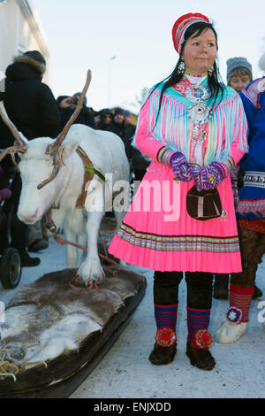 Etnica popolazione Sami al festival invernale, Jokkmokk, Lapponia, a nord del circolo polare artico, Svezia, Scandinavia, Europa Foto Stock