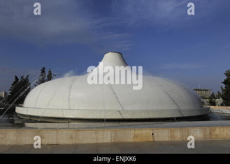 Israele. Gerusalemme. Shire del libro, progettato da Armand Phillip Bartos e John Frederick Kiesler, 1965. Cupola di colore bianco. Esso ospita i morti vedere scorre. Esterno. Foto Stock