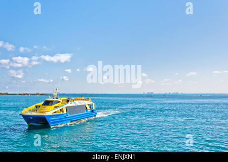 ISLA MUJERES, Messico - 24 Aprile 2014: vista giorno di mare tropicale, traghetti e dello skyline di Cancun in Isla Mujeres, Messico. Foto Stock