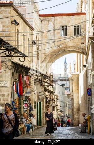 Scena di strada nella Città Vecchia, sito Patrimonio Mondiale dell'UNESCO, Gerusalemme, Israele, Medio Oriente Foto Stock