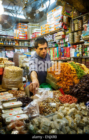 Acquista presso il souk Arabo, mercato coperto, nel quartiere musulmano della città vecchia di Gerusalemme, Israele, Medio Oriente Foto Stock