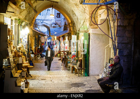 Strada con negozi nel quartiere musulmano della Città Vecchia, sito Patrimonio Mondiale dell'UNESCO, Gerusalemme, Israele, Medio Oriente Foto Stock