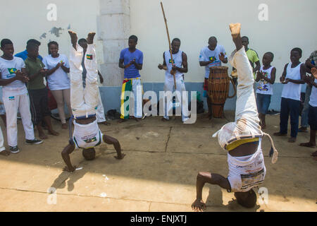 I ragazzi di eseguire la Capoeira nella città di Sao Tome, Sao Tome e Principe, Oceano Atlantico, Africa Foto Stock