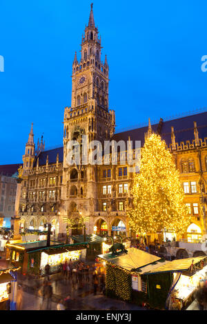 Panoramica della Marienplatz Mercatino di Natale e il nuovo municipio di Monaco di Baviera, Germania, Europa Foto Stock