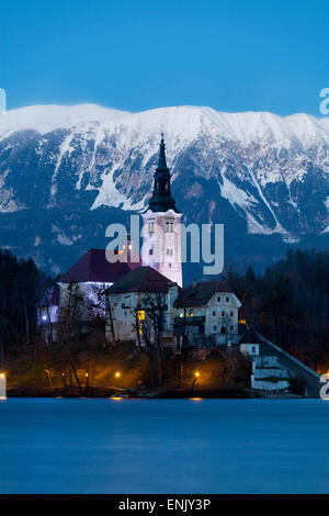 L Assunzione di Maria la Chiesa del pellegrinaggio sul lago di Bled al crepuscolo, Bled, Slovenia, Europa Foto Stock