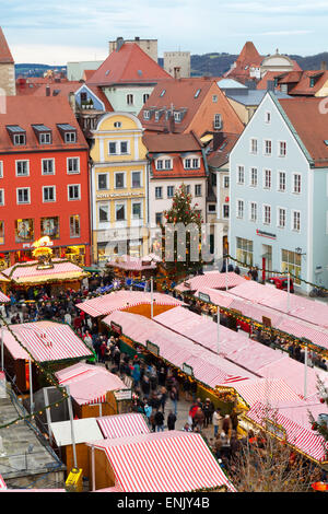 Panoramica del mercato di Natale nella Neupfarrplatz, Regensburg, Baviera, Germania, Europa Foto Stock