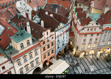 Panoramica degli edifici sulla Piazza della Città Vecchia, sito Patrimonio Mondiale dell'UNESCO, Praga, Repubblica Ceca, Europa Foto Stock