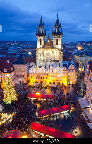 Panoramica del mercato di Natale e la chiesa di Nostra Signora di Tyn sulla Piazza della Città Vecchia, l'UNESCO, Praga, Repubblica Ceca Foto Stock