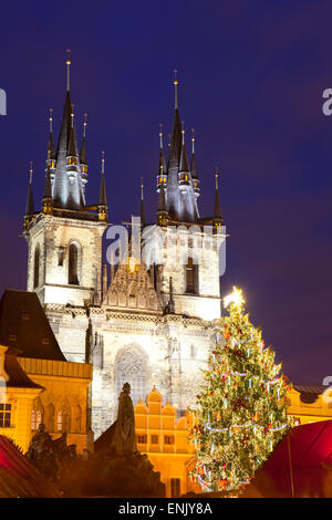 Mercatino di Natale e la chiesa di Nostra Signora di Tyn sulla Piazza della Città Vecchia, sito Patrimonio Mondiale dell'UNESCO, Praga, Repubblica Ceca Foto Stock