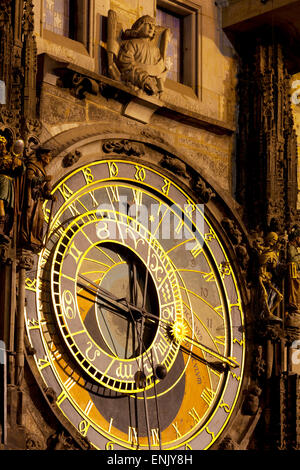 Orologio astronomico sul Municipio, la Piazza della Città Vecchia, il Sito Patrimonio Mondiale dell'UNESCO, Praga, Repubblica Ceca, Europa Foto Stock