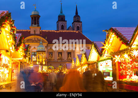 Mercatino di Natale in AlterMarkt con il Barocco Municipio in background, di Magdeburgo, Sassonia-Anhalt, Germania, Europa Foto Stock