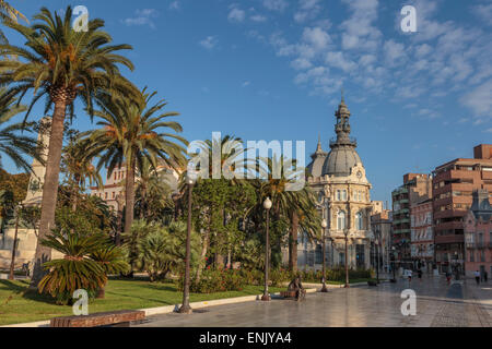 Municipio sotto una nuvola pezzata blu cielo con palme e rose, Cartagena, Regione di Murcia, Spagna, Europa Foto Stock