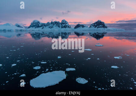 Tramonto sull'isola Wiencke nel canale Neumayer, Antartide, regioni polari Foto Stock