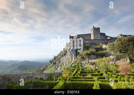 Il XIII secolo il castello medievale e giardini in Marvao, costruito da Re Dinis, Marvao, Alentejo, Portogallo, Europa Foto Stock