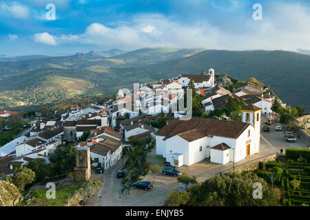 Il XV secolo la chiesa parrocchiale e la città medievale castello con la Serra de Sao Mamede montagne, Marvao, Alentejo, Portogallo Foto Stock