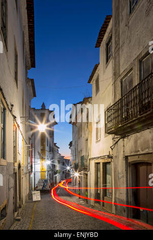 Vista lungo la medievale via acciottolata della Rua dos Mercadores centro storico di Evora, UNESCO, Alentejo, Portogallo Foto Stock