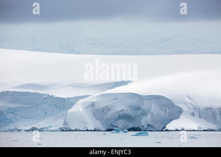 Montagne coperte di neve e ghiacciai in Dallmann Bay, Antartide, regioni polari Foto Stock
