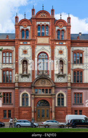 Edificio principale dell'Università di Rostock, fondata nel 1419, in Universitätsplatz, Rostock, Germania. Foto Stock