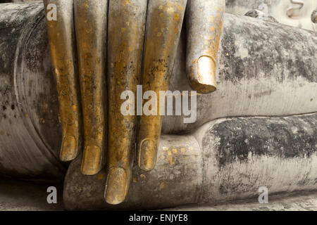 Mano del Phra Achana Buddha figura, rivestito in foglia oro, Wat Si Chum, Sukhothai Historical Park, Thailandia Foto Stock