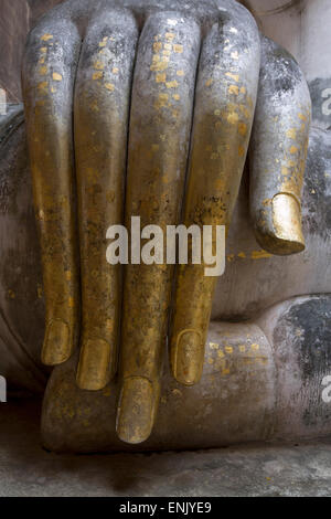 Mano del Phra Achana Buddha figura, rivestito in foglia oro, Wat Si Chum, Sukhothai Historical Park, Thailandia Foto Stock