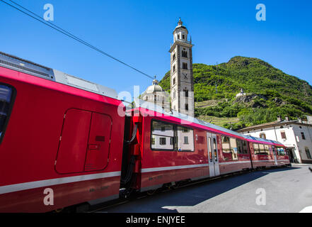 Il Bernina Express treno passa vicino al Santuario della Madonna di Tirano, non lontano dal confine con la Svizzera, Lombardia, Italia Foto Stock