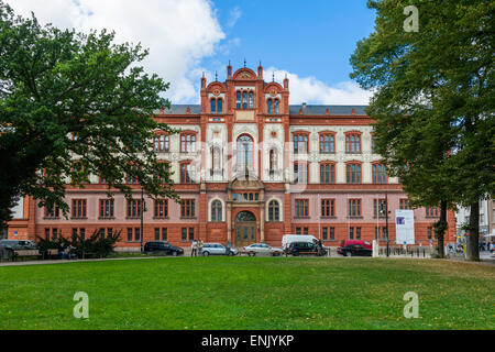 Edificio principale dell'Università di Rostock, fondata nel 1419, in Universitätsplatz, Rostock, Germania. Foto Stock