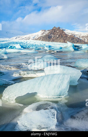 Congelati iceberg bloccato in acque congelate del ghiacciaio Fjallsarlon laguna, Sud Est Islanda, Islanda, regioni polari Foto Stock