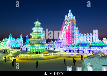 Illuminato spettacolari sculture di ghiaccio a Harbin Ice e Snow Festival di Harbin, Provincia di Heilongjiang, Cina e Asia Foto Stock