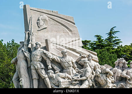 Statua idealizzata del partito socialista dei lavoratori si trova accanto a Mao museo, Piazza Tiananmen, Pechino, Cina e Asia Foto Stock