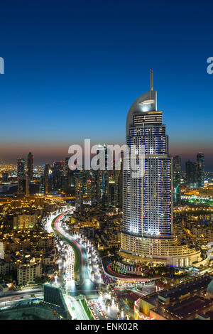 Dubai Mall, elevati vista tramonto sopra l'indirizzo e dello skyline della città, Dubai, Emirati Arabi Uniti, Medio Oriente Foto Stock