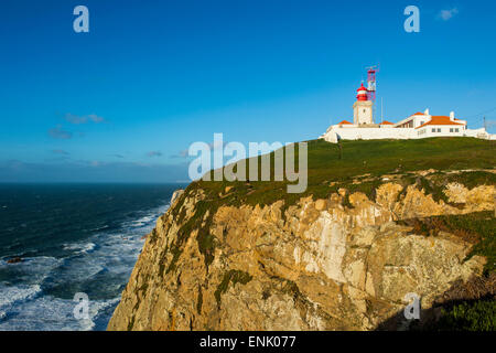 Faro sulla scogliera di EuropeÂŽs punto più occidentale, Cabo da Roca, Portogallo, Europa Foto Stock
