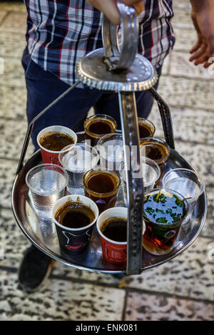 Giovane uomo tenendo un vassoio con caffè, tè e acqua nella città vecchia di Gerusalemme, Israele, Medio Oriente Foto Stock