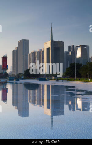 Grattacieli di Zhujiang New Town, Tian He, Guangzhou, Guangdong, Cina e Asia Foto Stock