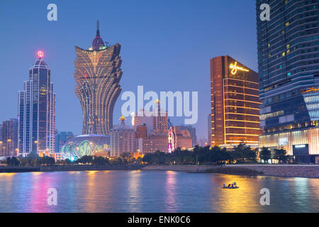 Grand Lisboa e Wynn Hotel and Casino al crepuscolo, Macau, Cina e Asia Foto Stock