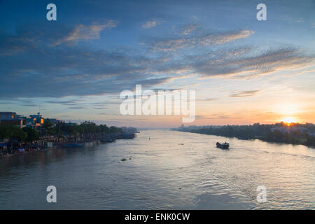 Ben tre fiume all'alba, Ben tre, Delta del Mekong, Vietnam, Indocina, Asia sud-orientale, Asia Foto Stock