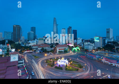 Vista dello skyline della città al tramonto, Ho Chi Minh City, Vietnam, Indocina, Asia sud-orientale, Asia Foto Stock