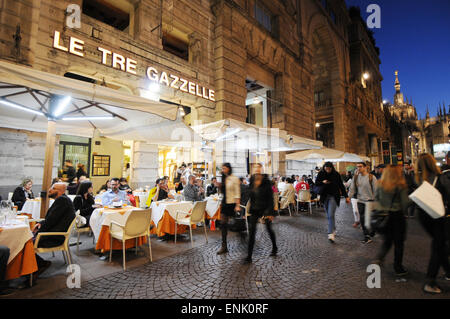 L'Italia, Lombardia, Milano, Corso Vittorio Emanuele, persone presso il cafe Foto Stock