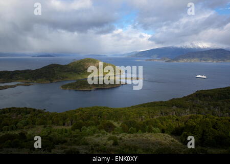 Australis Expedition nave da crociera ancorata di fronte all Isola Navarino, Tierra del Fuego, Cile, Sud America Foto Stock