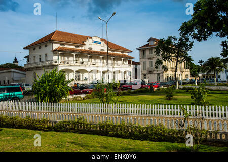 Gli edifici coloniali su piazza Indipendenza nella città di Sao Tome, Sao Tome e Principe, Oceano Atlantico, Africa Foto Stock