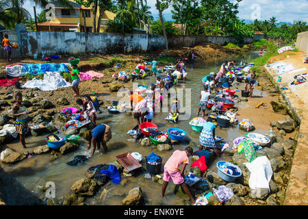 Le donne a lavare i panni in un fiume letto, città di Sao Tome, Sao Tome e Principe, Oceano Atlantico, Africa Foto Stock