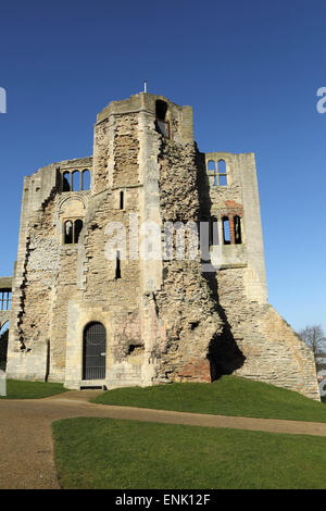 Il gateway normanno e la scala di torre presso le rovine del castello di Newark in Newark-su-Trent, Nottinghamshire, England, Regno Unito Foto Stock