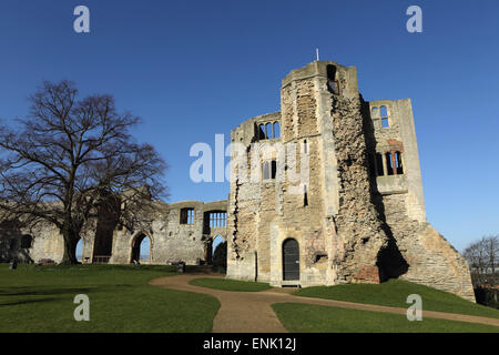 Il gateway normanno e la scala di torre presso le rovine del castello di Newark in Newark-su-Trent, Nottinghamshire, England, Regno Unito Foto Stock